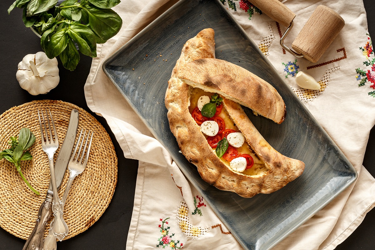 Calzone με σάλτσα τομάτας, μοτσαρέλα και βασιλικό Raffaele pizza and pasta